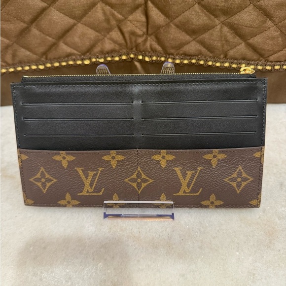 LOUIS VUITTON
Monogram Slim Purse Unisex New - Picture 2 of 5